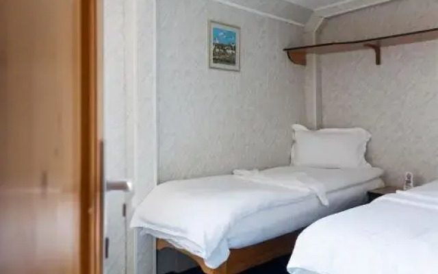 Hotel Plutitor Pelican Tour