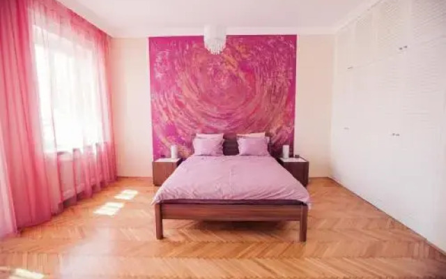 Exclusive colourful flat in the city