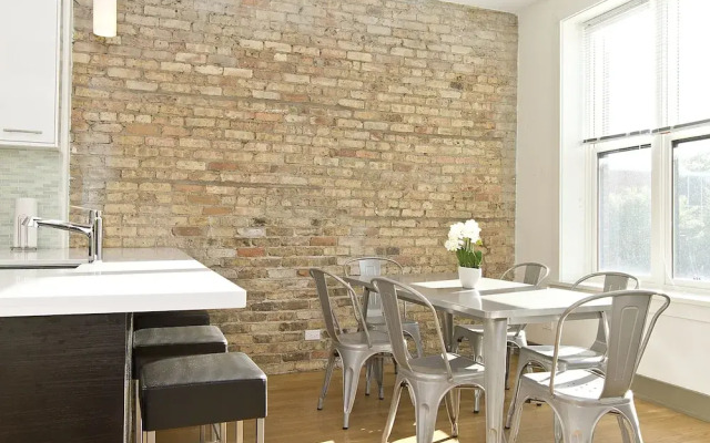 Vibrant 2BR in Wrigleyville by Sonder