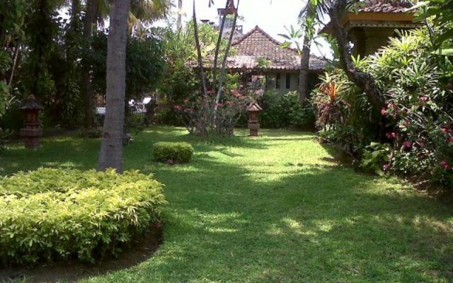 Padang Lovina Sea Side Cottage