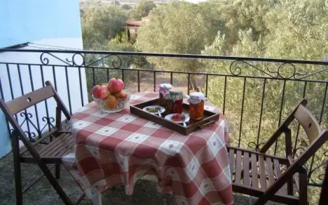 Diamanti Molivos Studios & Apartments