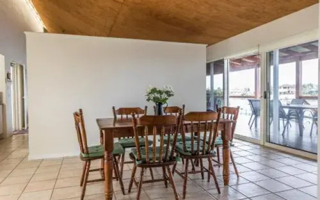 Spectacular Family Home on Canal - Endeavour Dr, Banksia Beach