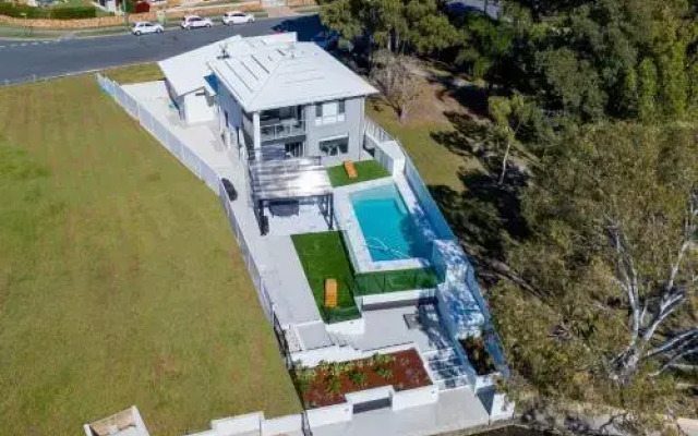 Stunning Canal Home Oh So Close To The Waterfront