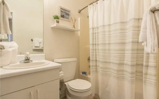 Romar Lakes 302B - 2 Br condo by RedAwning