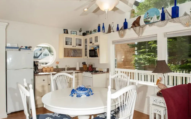 Rememberance Studio cottage by RedAwning