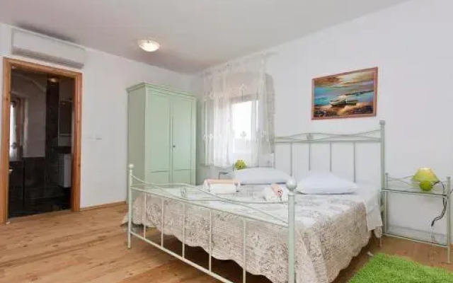 Villa Peresiji 81