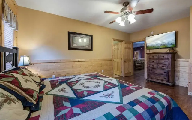 Hickory Hollow Lodge - Eight Bedroom Cabin