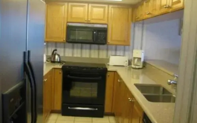 Luxurious Condo with Pool and Hot Tub Just a Walk to the beach by RedAwning