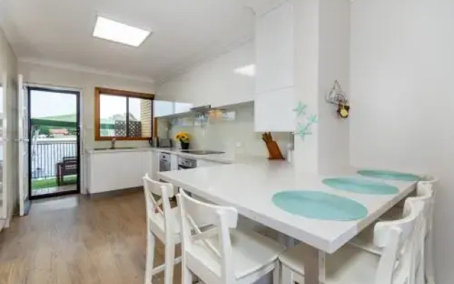 Elegant Waterfront Gem where the Ocean meets the Canal!