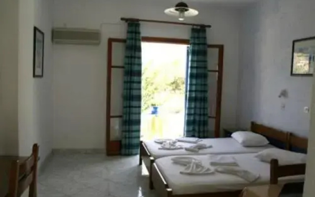 Pavlis Studios & Rooms