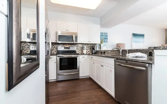 Pelican Isle 510 by RedAwning