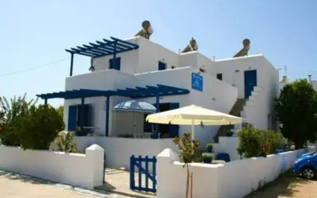 Pavlis Studios & Rooms