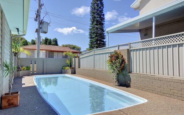 Blue Swimmer, 33 Danalene Parade