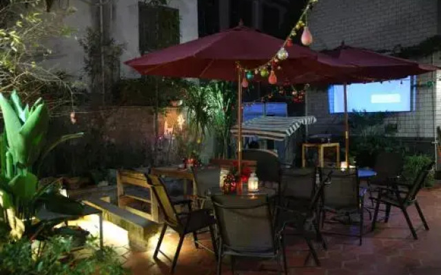 Xiamen Under The Banyan Cafe Hostel
