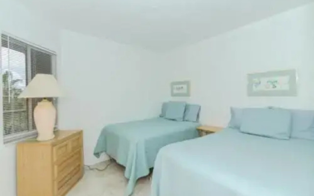 Luxurious Beachfront Condo in Prime Location with Pool and Hot Tub by RedAwning, Naples