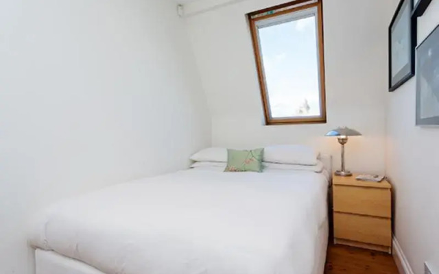 Veeve  Sleek 5 Bed Home St Maur Road Parsons Green