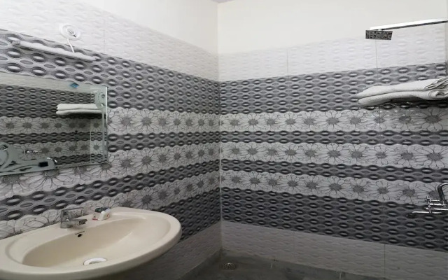 Oyo 13136 Hotel Taj Ansh 2