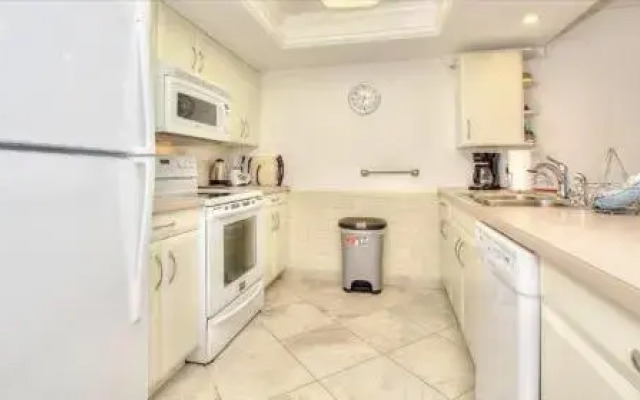 Holiday Villas III 201 - 2 Br condo by RedAwning