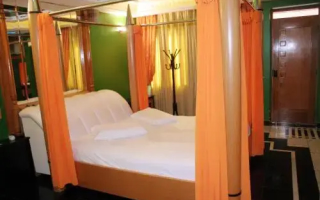 Status Motel (Adult Only)