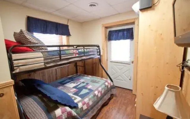 Eagles Roost - 4 Br cabin by RedAwning