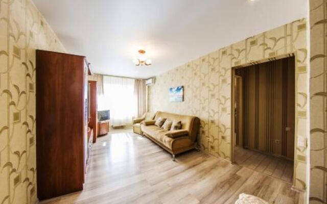 Houm Otel' na Revoljutsionnoj, 96