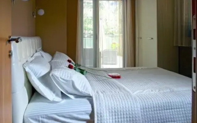 Dekaderon Lux Apartments