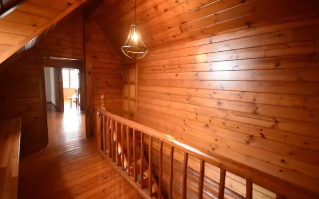 [All natural wood Big Log Home]4Br,2Bath,3Toilets