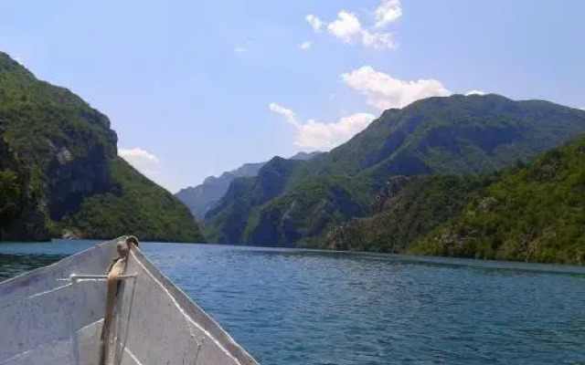 Rozafa Ferry & Accommodation