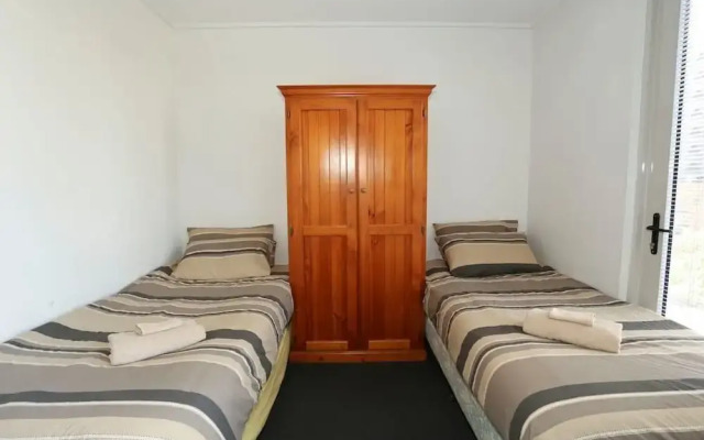 2 Beds 1 Bath beside QV Melbourne