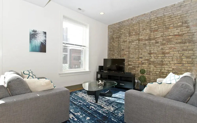 Vibrant 2BR in Wrigleyville by Sonder