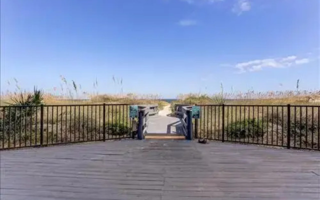 Renovated Seaside Condo with Gorgeous View of the Ocean by RedAwning