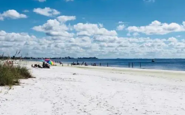 Sandy Shells Wkly Pets Welcome 100 Steps To Ocean! 2 Bedroom Home by RedAwning