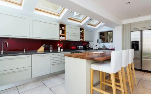 Veeve  5 Bed 3 Bath House Foxbourne Road Balham