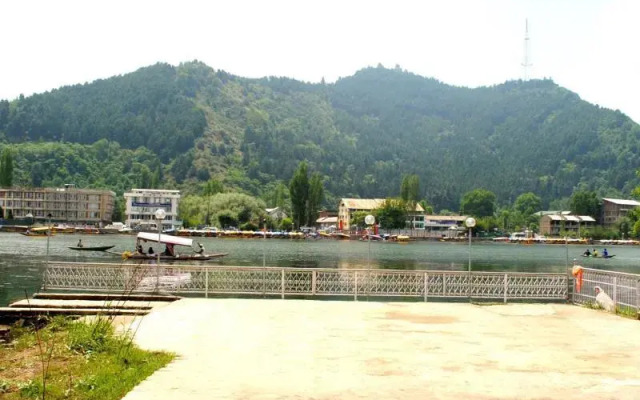 Houseboat Golden Ship