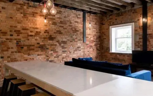 105 Mac Unique Apartments