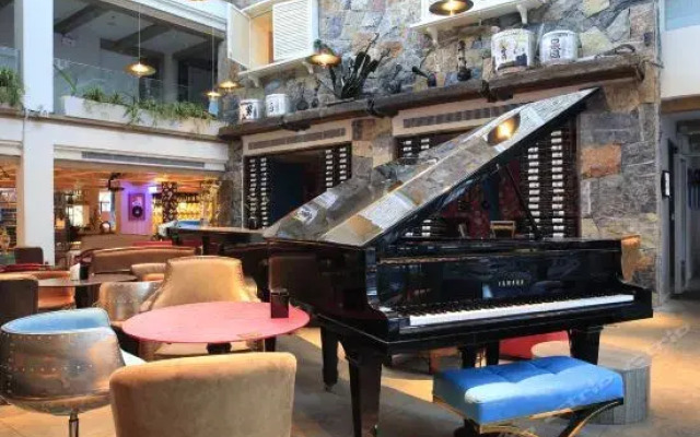 Xinyibao Hong Kong Fengli Luxury Hotel (Feihua Touch Water Shop)