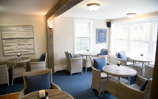 Allen Harbor Breeze Inn & Gardens