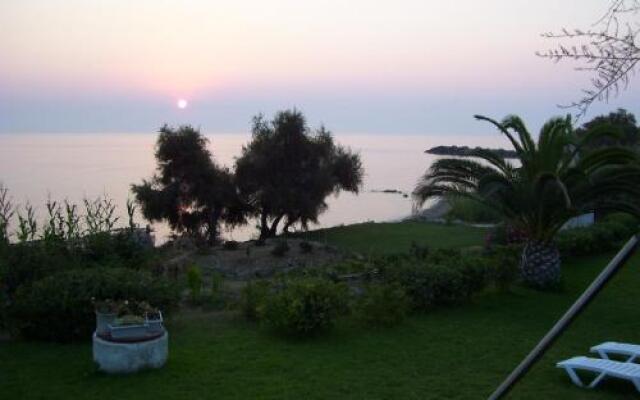 Agia Kiriaki Beach Bungalows