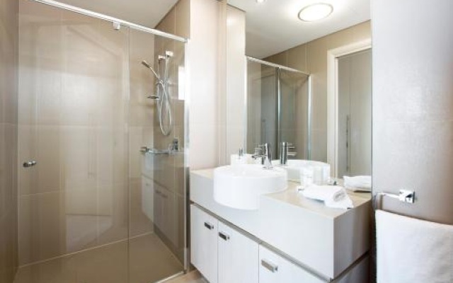 The Junction Palais - Modern and Spacious 2BR Bondi Junction Apartment Close to Everything – Bathroom – Sydney
