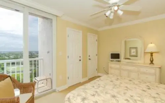 Deluxe Condo with Spectacular Views of the Gulf and Bay; Walk to the beach by RedAwning