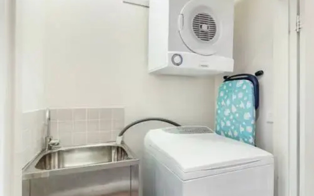 Glebe Self-Contained Modern One-Bedroom Apartment (7 COW)
