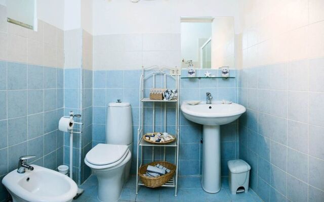 White Colosseo Victoria House