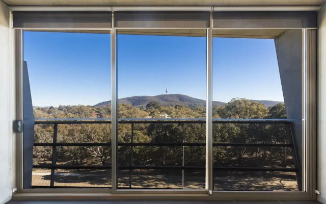 1 Bedroom Apt With Parking Walk to ANU