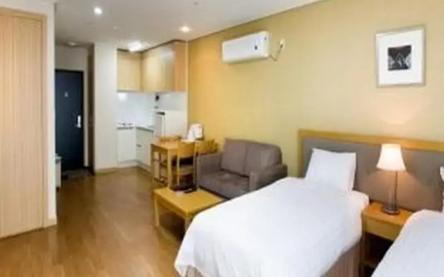 Goodstay Moon Hotel
