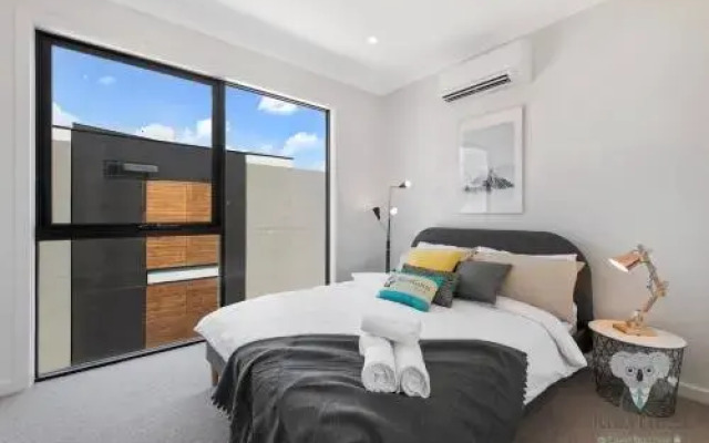 Port Melbourne 3 Level Townhouse 3bed3bath Family Style Vpm085