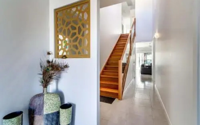 Stunning Canal Home Oh So Close To The Waterfront