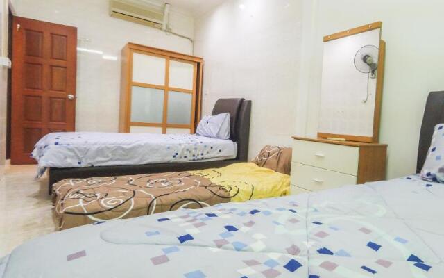 715 Kluang Holiday Home