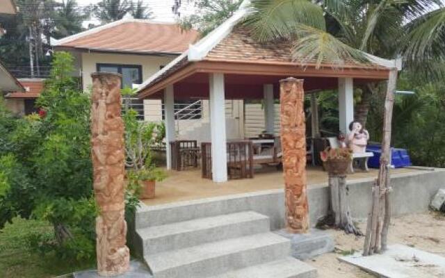 Baan Sanom Beach Bungalow