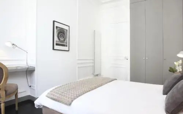 Luxury 3 Bedrooms Le Louvre I by Livinparis