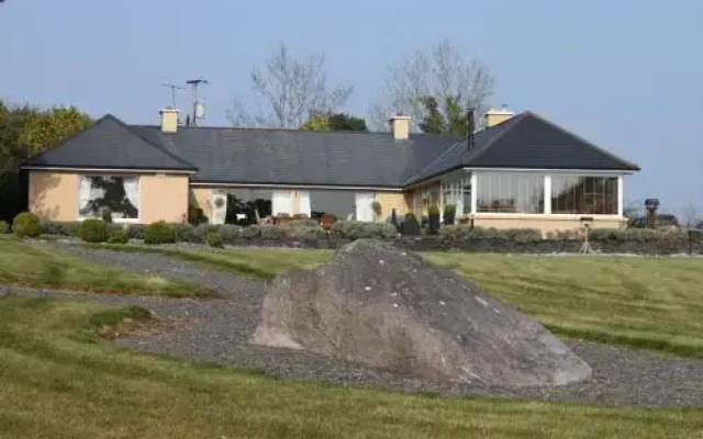Lakeshore Lodge